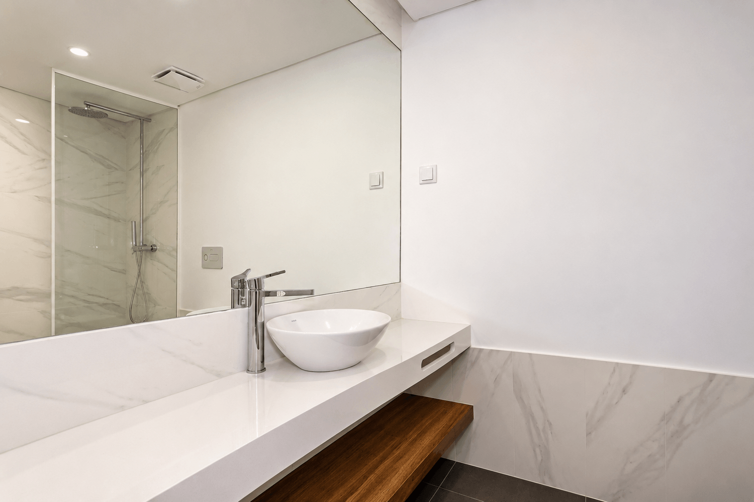 Casa de banho moderna de apartamento no Palmira 28 em Arroios