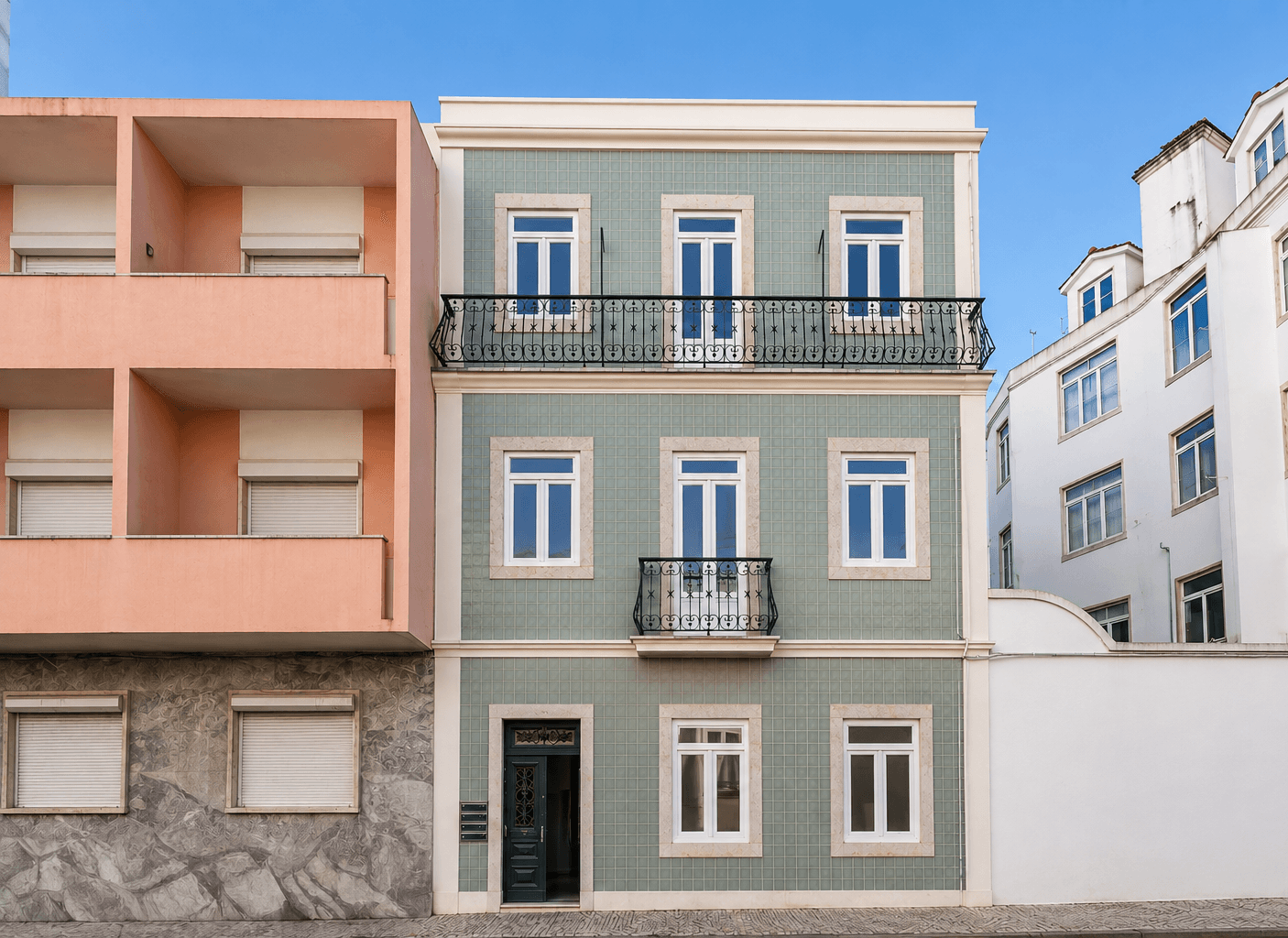 Fachada em azulejo do Águas Livres Flats em Campolide, Lisboa