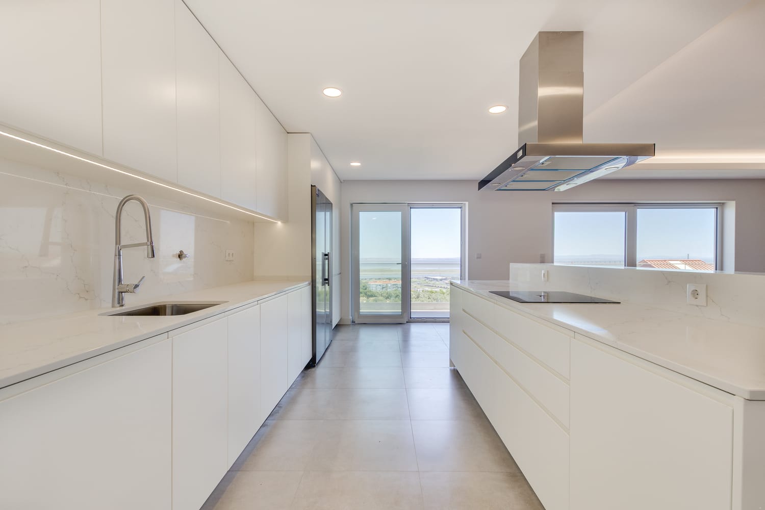 Cozinha moderna de apartamento no Iria Rio Residence em Loures