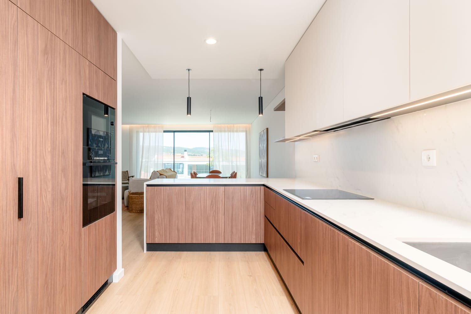 Cozinha moderna de uma moradia Villa Salles em Loures