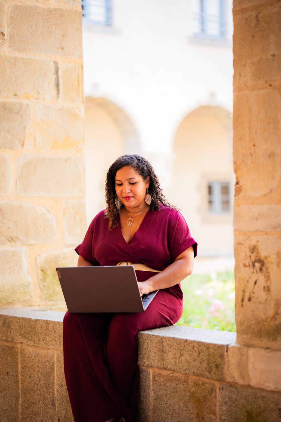 Laurélène Hard travaillant sur ordinateur portable – experte Notion fondatrice de Burrow Studio
