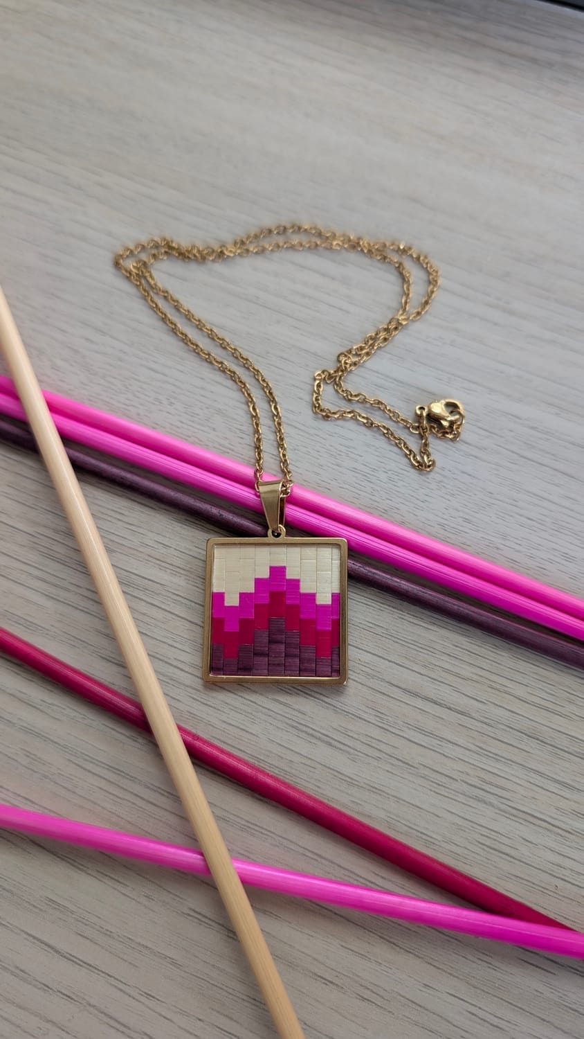 pendentif en marqueterie de paille rose