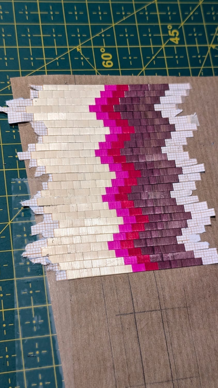 détail de motif en marqueterie de paille, pendentif