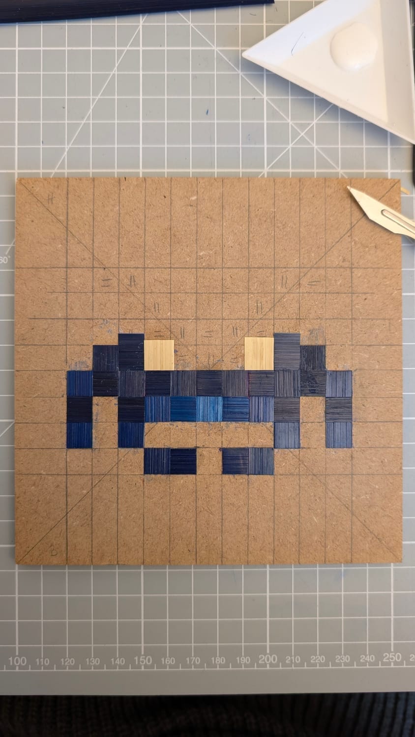 détail de motif pixel art en marqueterie de paille