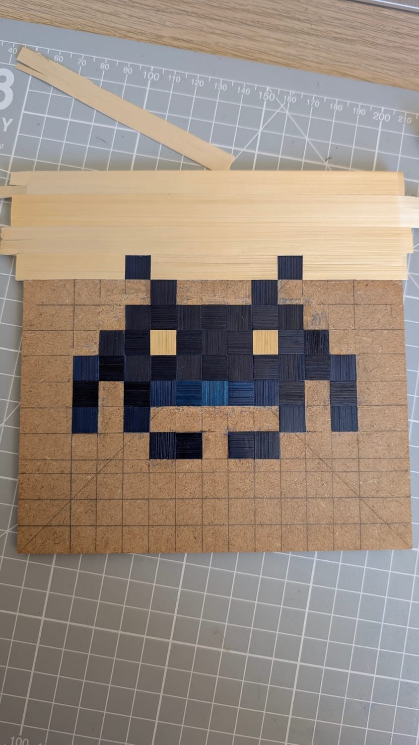 préparation du motif pixel art en marqueterie de paille