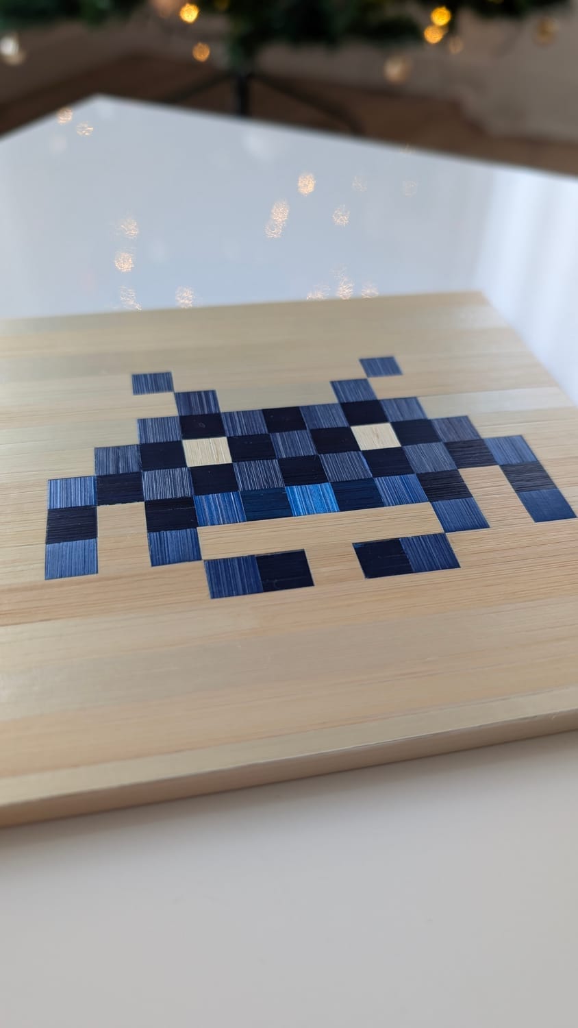 tableau pixel art en marqueterie de paille, space invader