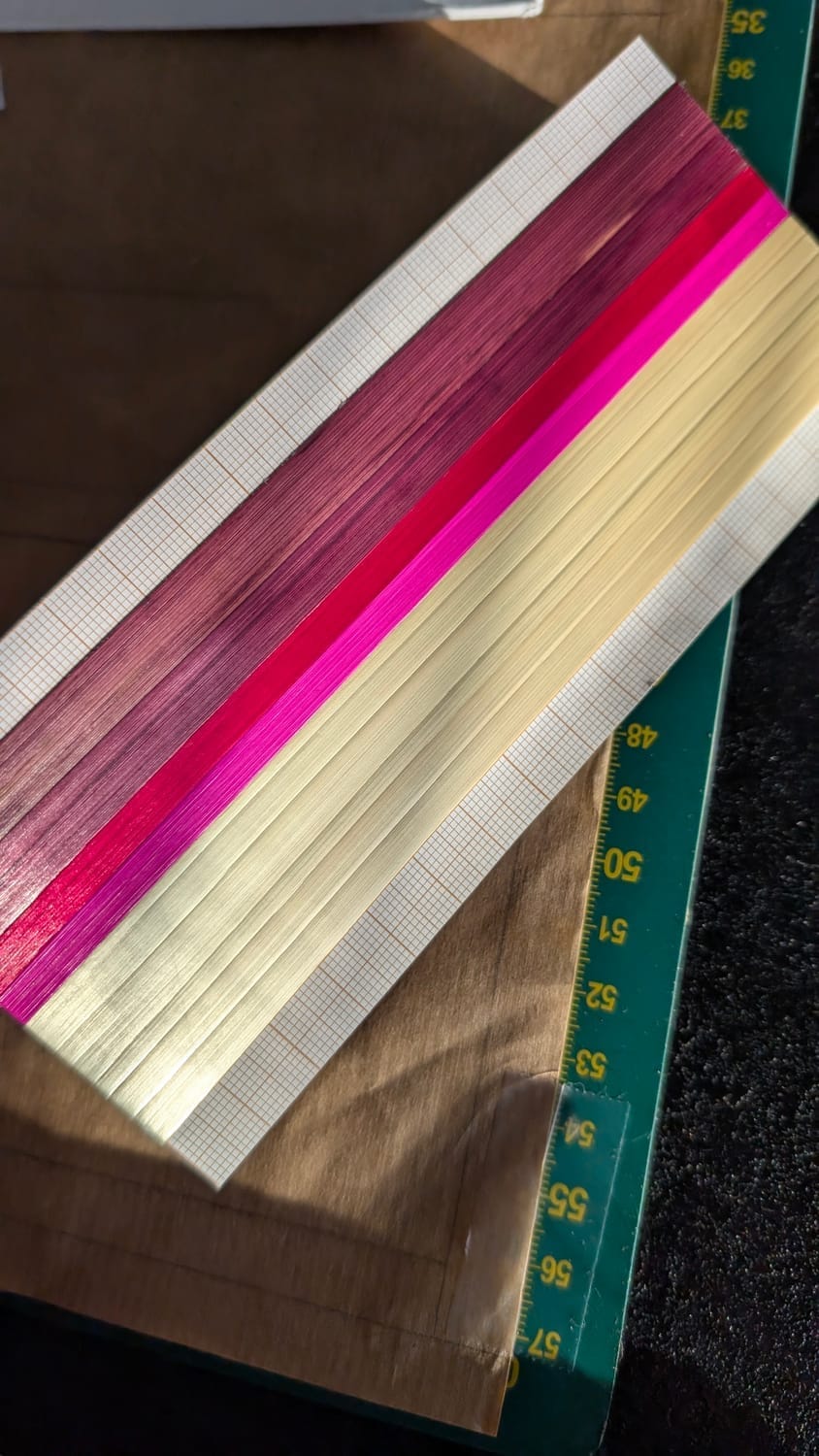 pendentif en marqueterie de paille, dégradé rose et prune