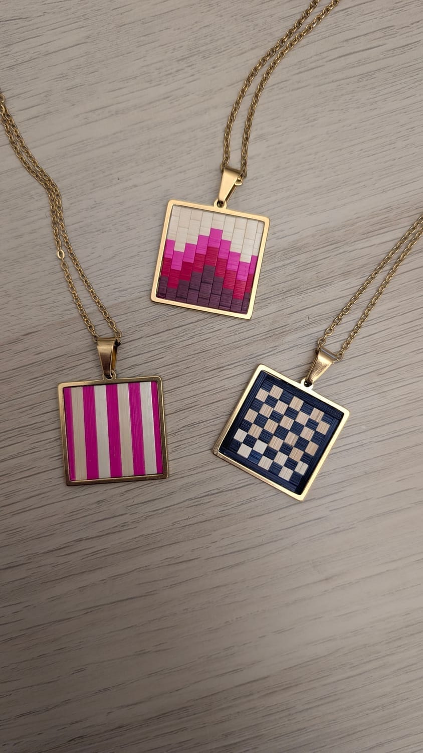 pendentifs en marqueterie de paille motifs contemporains