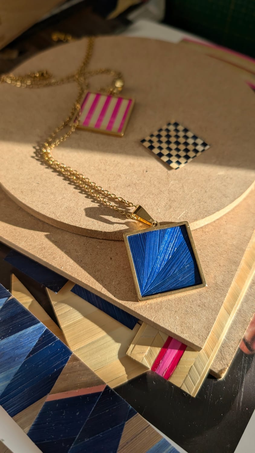 pendentif en marqueterie de paille motif rayonnant