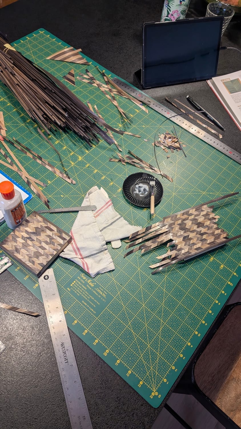 vu de l'atelier marqueterie de paille, réalisation du motif chevrons