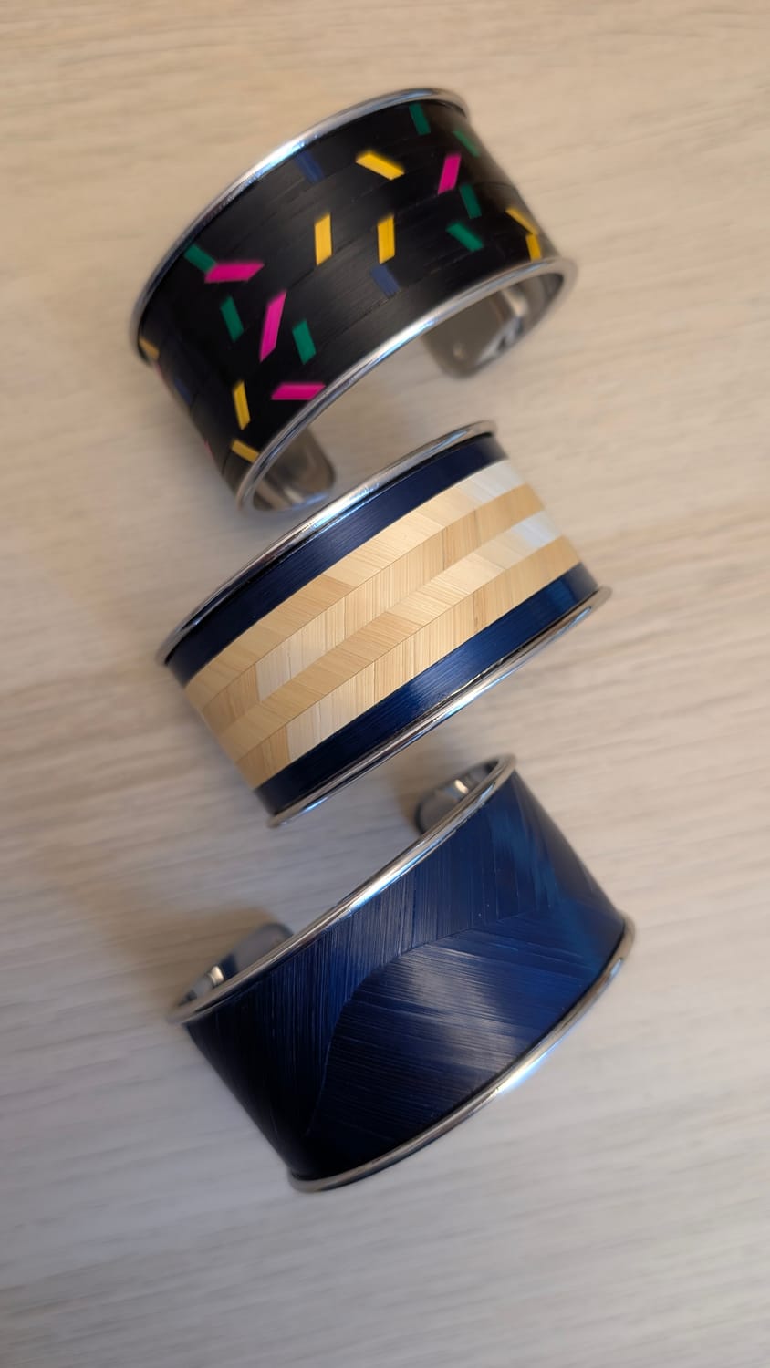 bracelets manchettes en marqueterie de paille