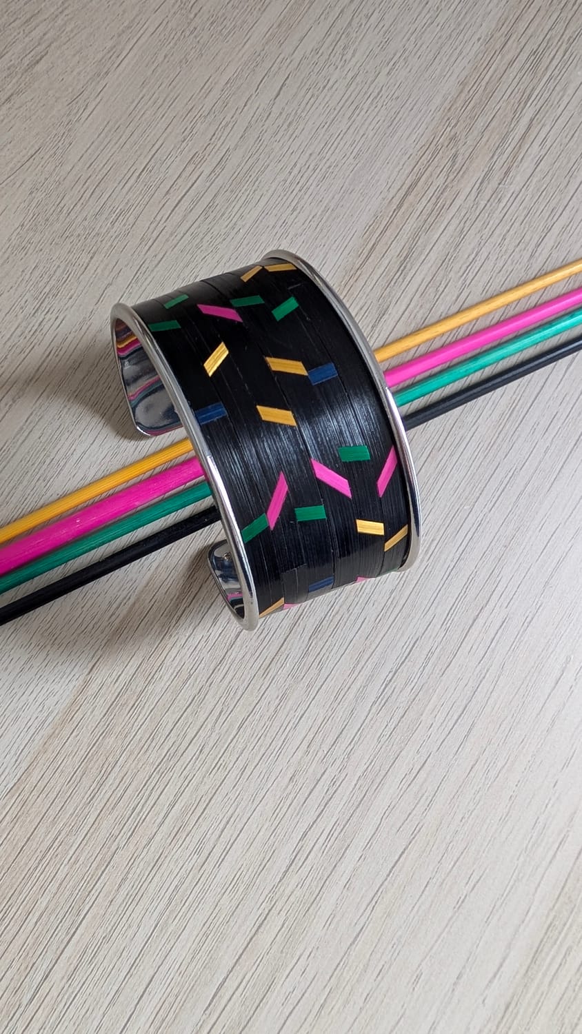 bracelet manchette en marqueterie de paille motif confettis
