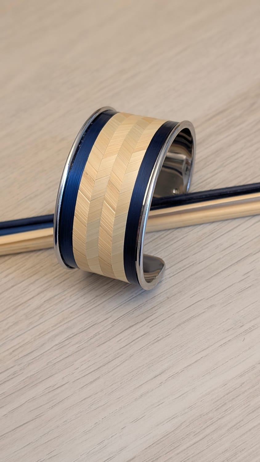 bracelet manchette en marqueterie de paille motif contemporain