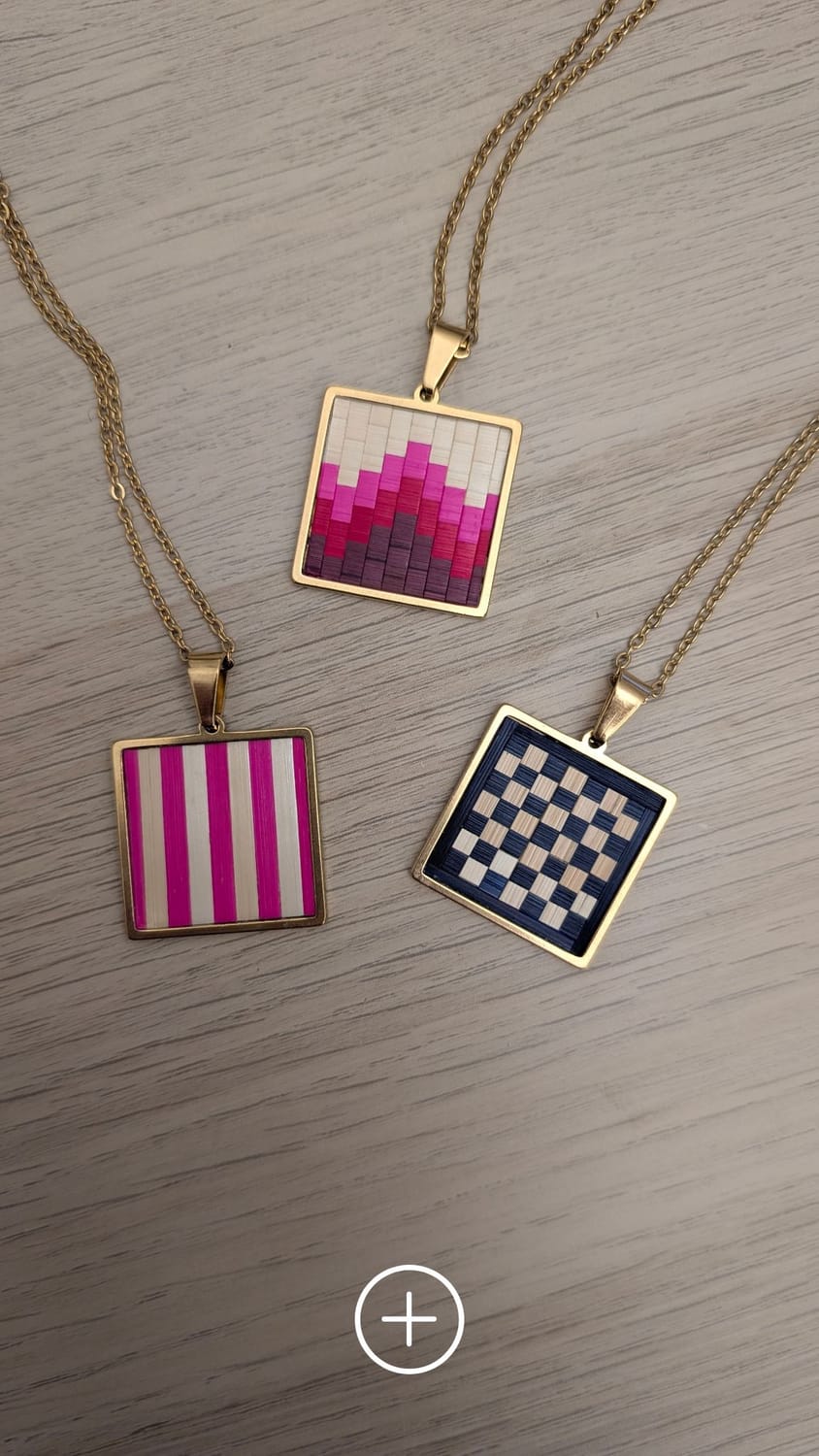 bijoux, pendentifs en marqueterie de paille, design contemporain