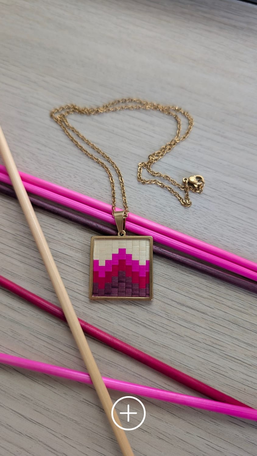 pendentif en marqueterie de paille, dégradé rose