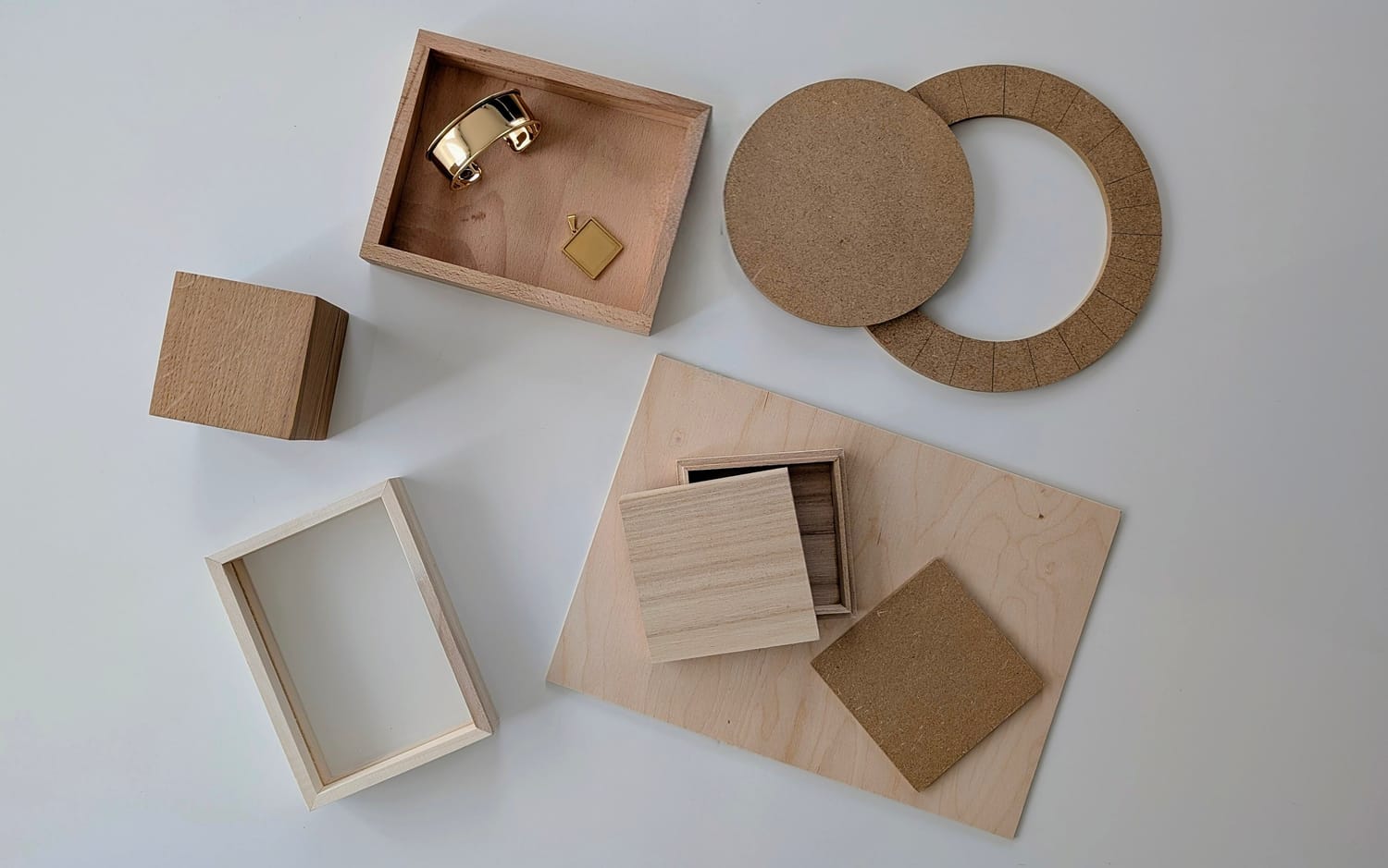 Exemples de supports pour la marqueterie de paille : MDF, contreplaqué, bois massif et objets bruts.