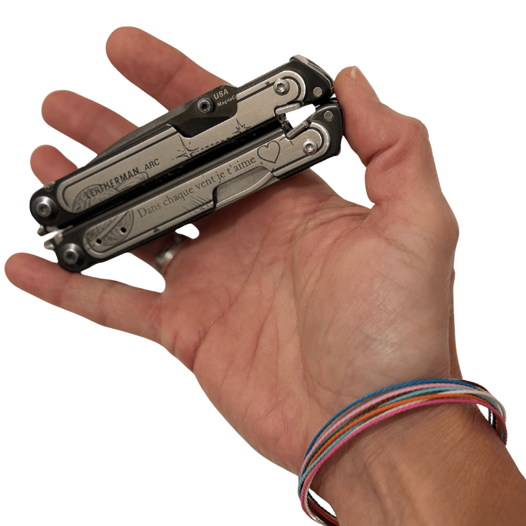 Leatherman personnalisé tenu en main, outil du quotidien pour l’autonomie à bord