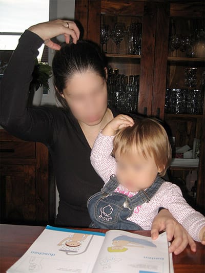 Baby zeigt BabyHandzeichen für duschen