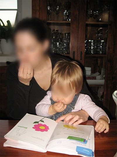Baby gebärdet Blume