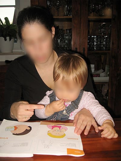 Baby zeigt Handzeichen für essen