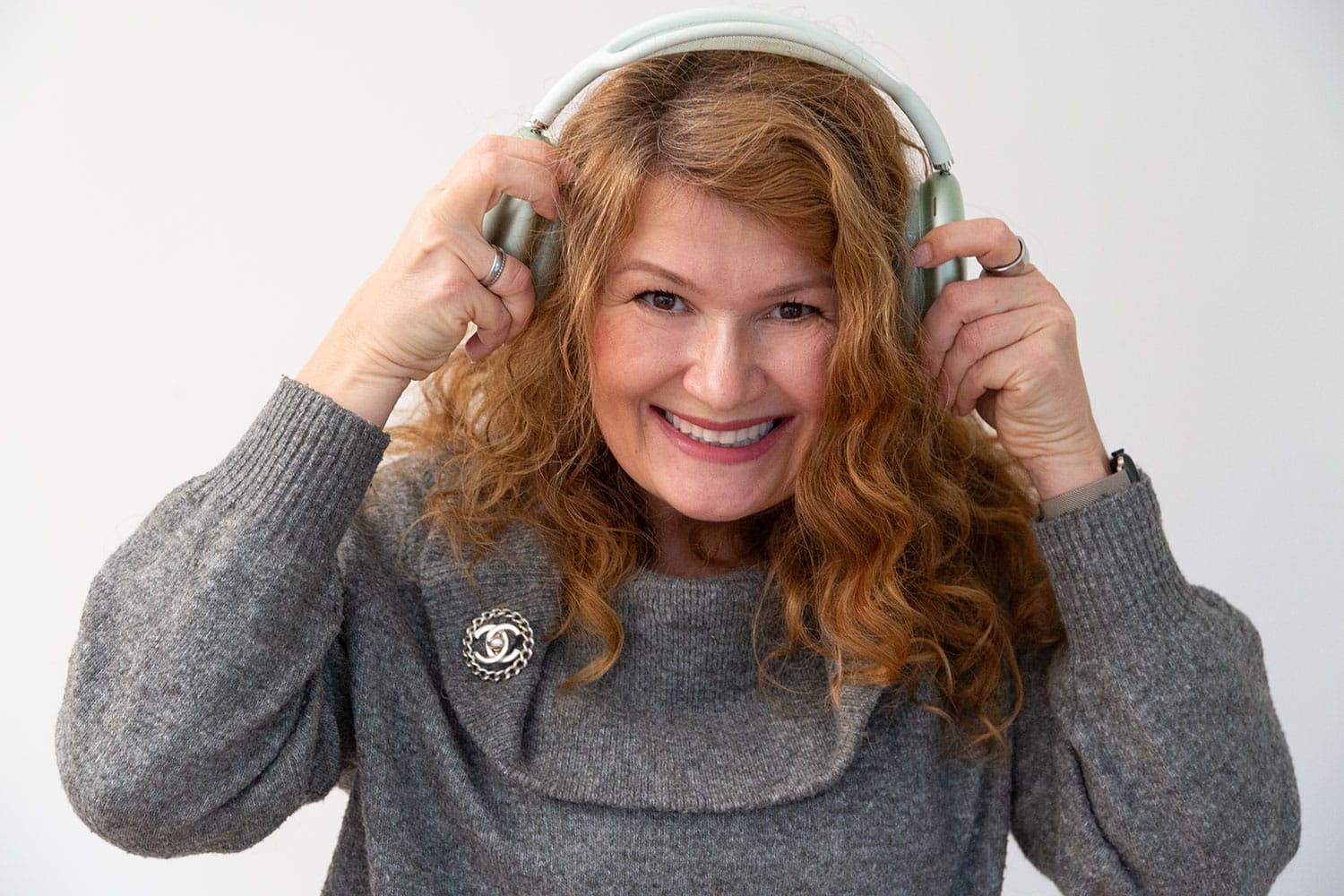 Eva mit Kopfhörern