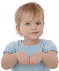 Baby zeigt im Kinderwagen eine Babygebärde