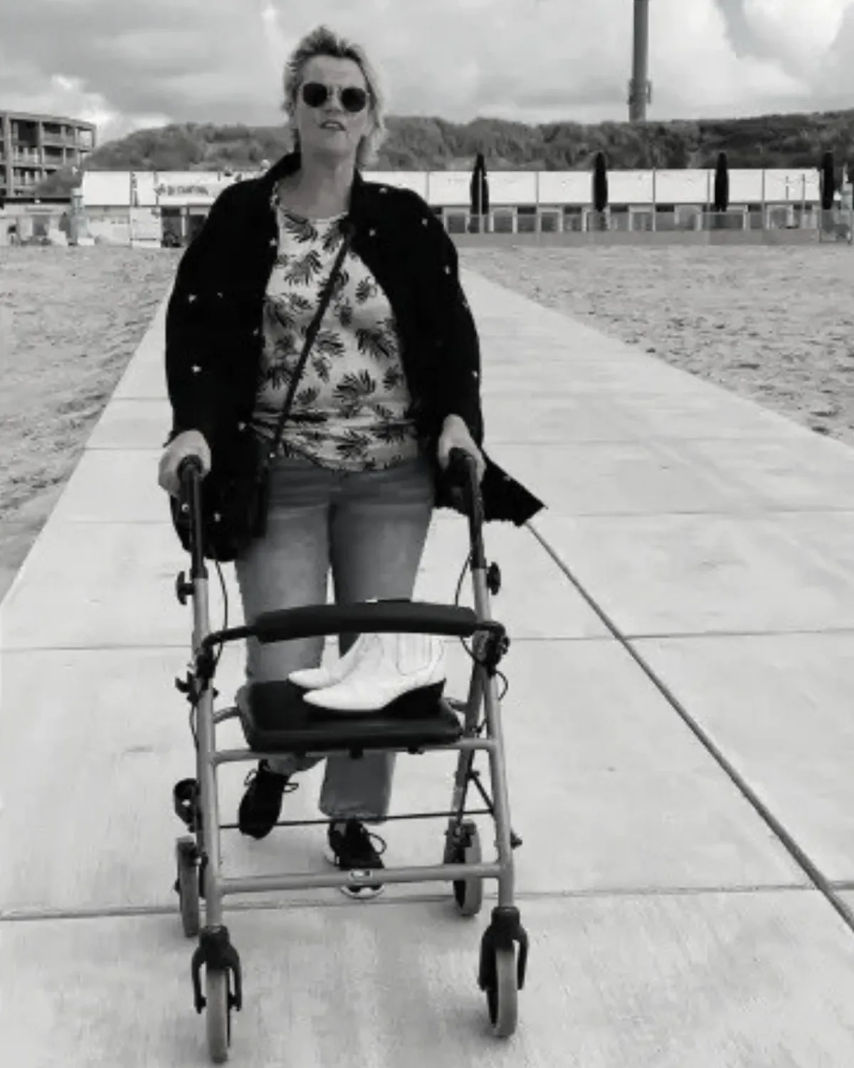 Petra Korf in de periode met postcovidklachten, met rollator