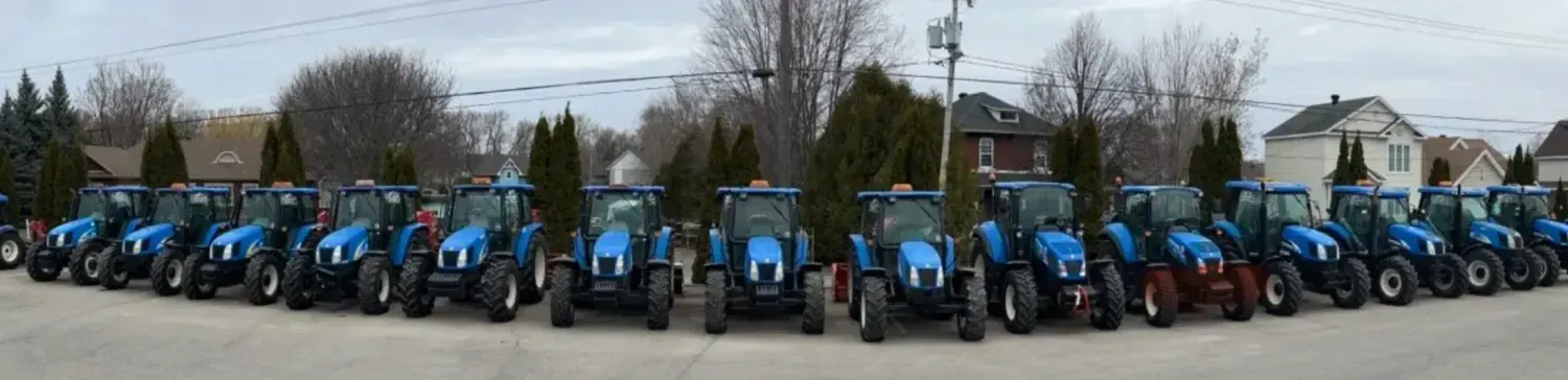 Flotte complète de tracteurs de Déneigement Quesnel prête pour les opérations de déneigement hivernal