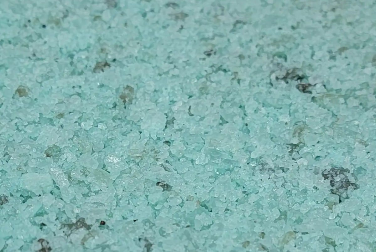 Sel de déglaçage amélioré à faible dispersion utilisé pour les conditions hivernales