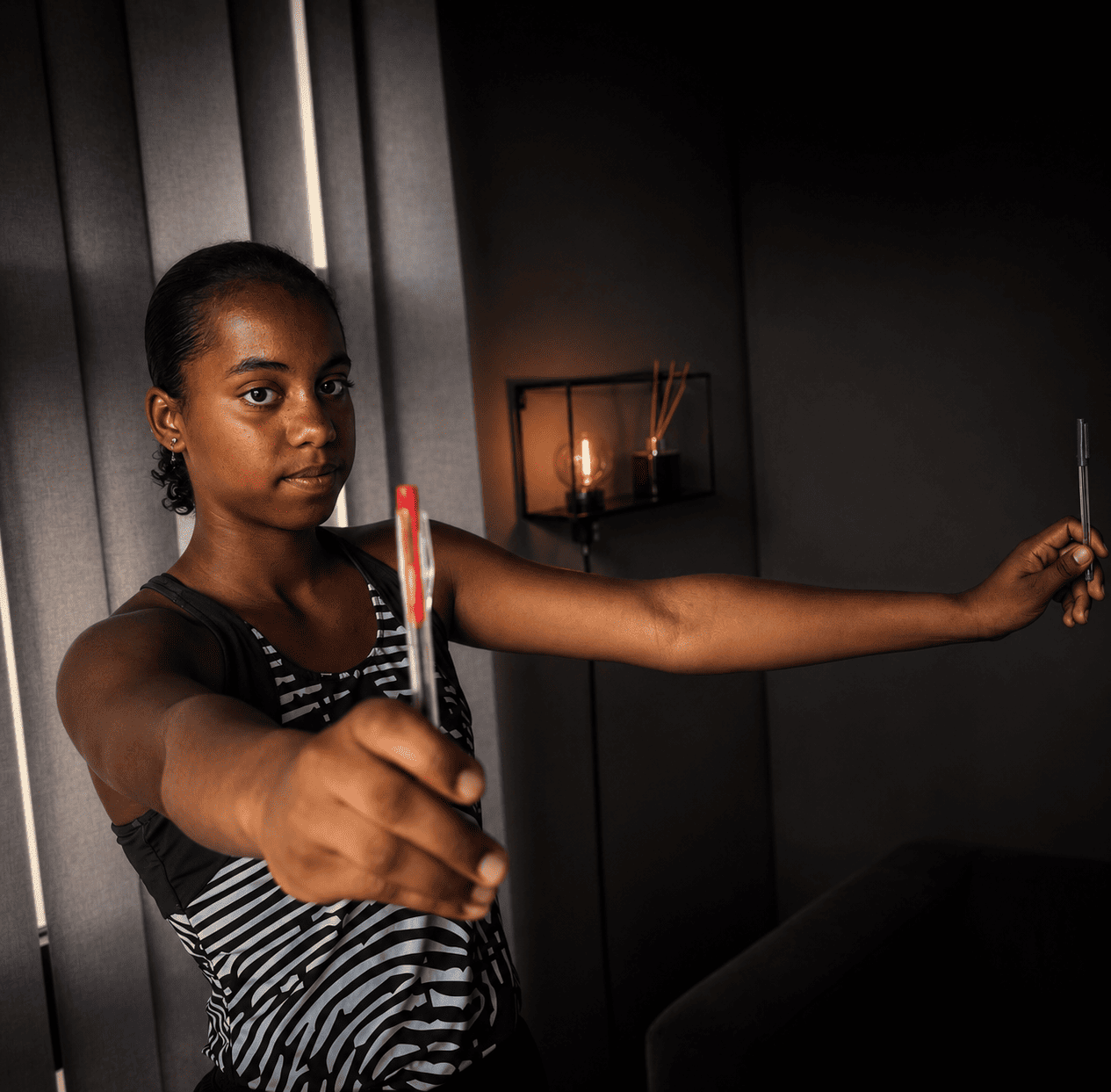 Jeune sportif en exercice de neuro training avec ballon Bonjour Coach