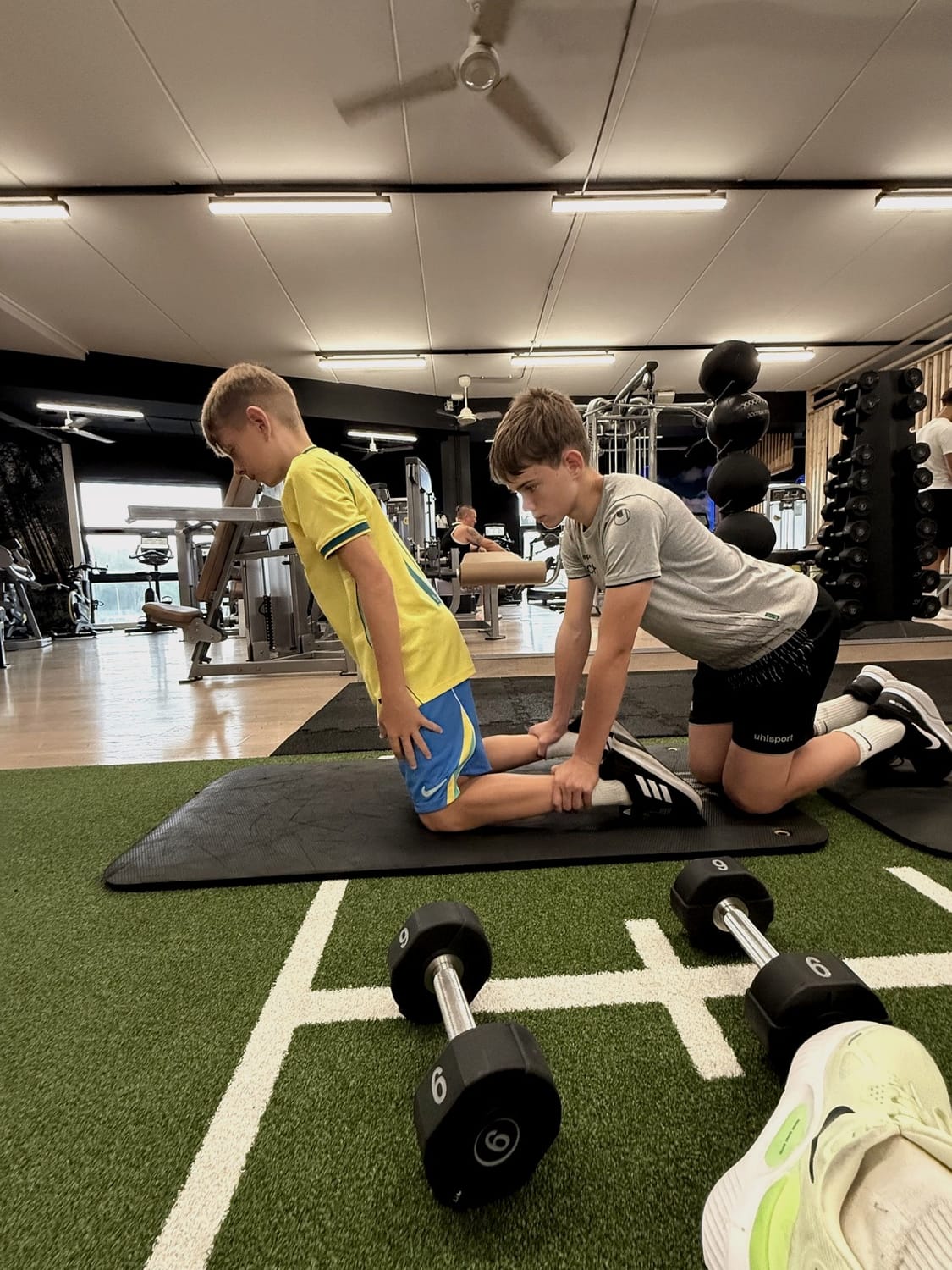 Enfant 9-12 ans en construction des fondations