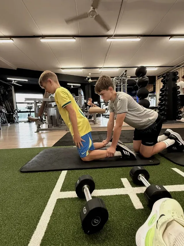 Enfant 9-12 ans en construction des fondations