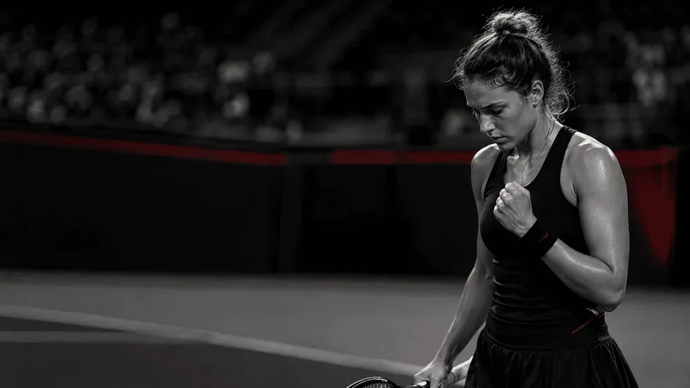 Joueuse de tennis concentrée en compétition préparation mentale Bonjour Coach