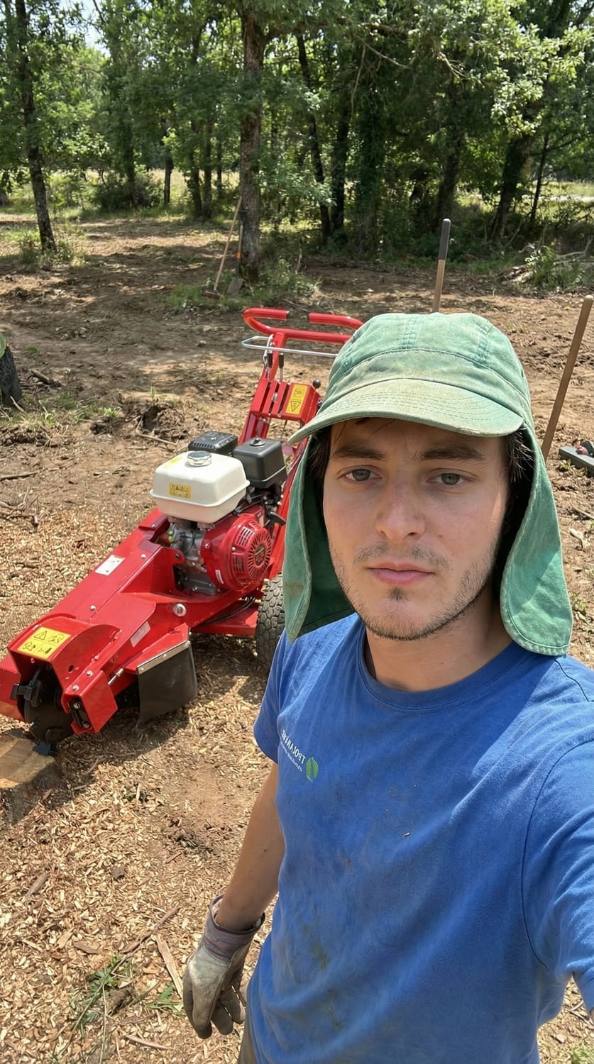 Opérateur BZH Dessouchage avec rogneuse