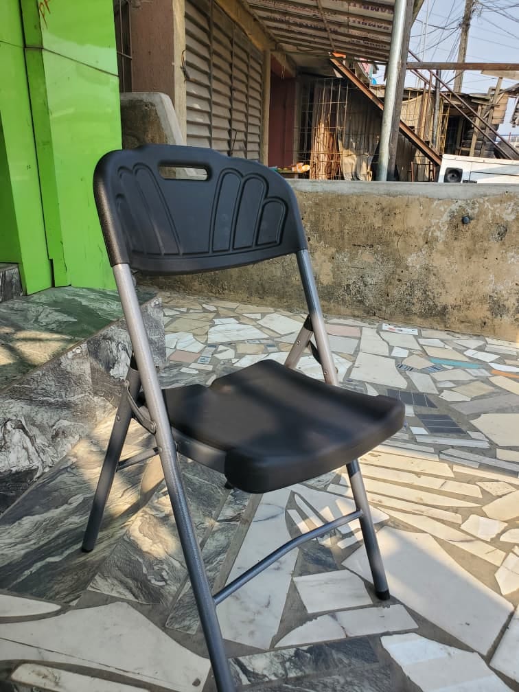 Foldable plastic chair