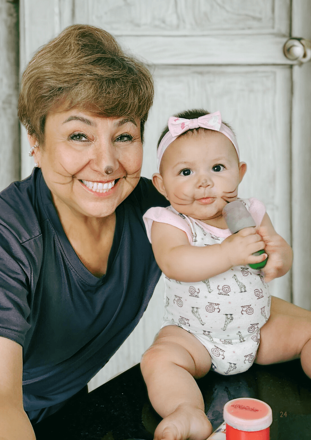 Profe Cris experta en estimulación temprana acompañando el desarrollo de un bebé en una sesión de Cita Cero Dudas