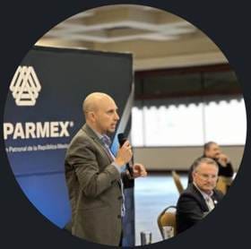 Noé Lugo hablando en un foro empresarial