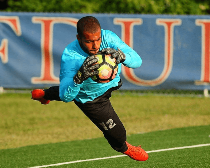 Julian Murillo jugando fútbol profesional