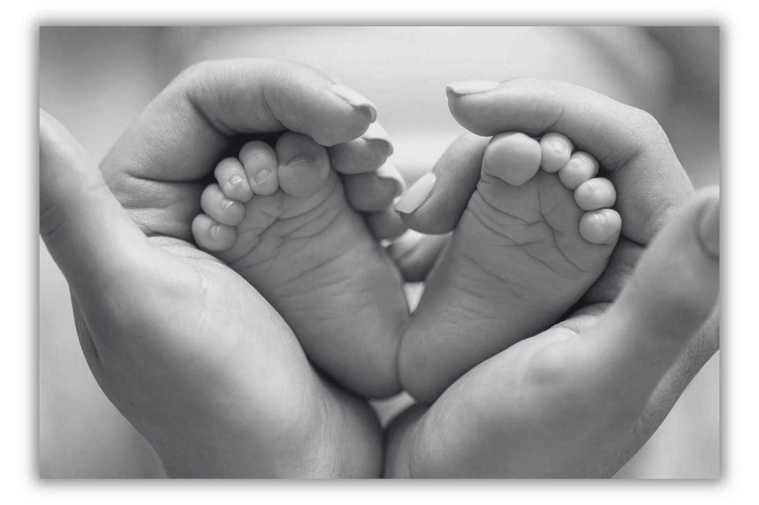 Manos sosteniendo pies de bebé en forma de corazón - Simbolismo de renacimiento y cuidado emocional.