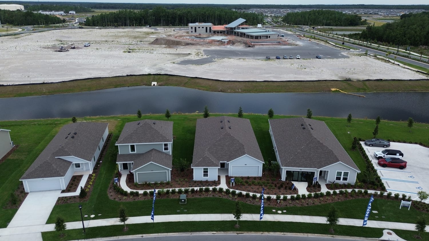 Casas nuevas frente al agua en el urbanismo