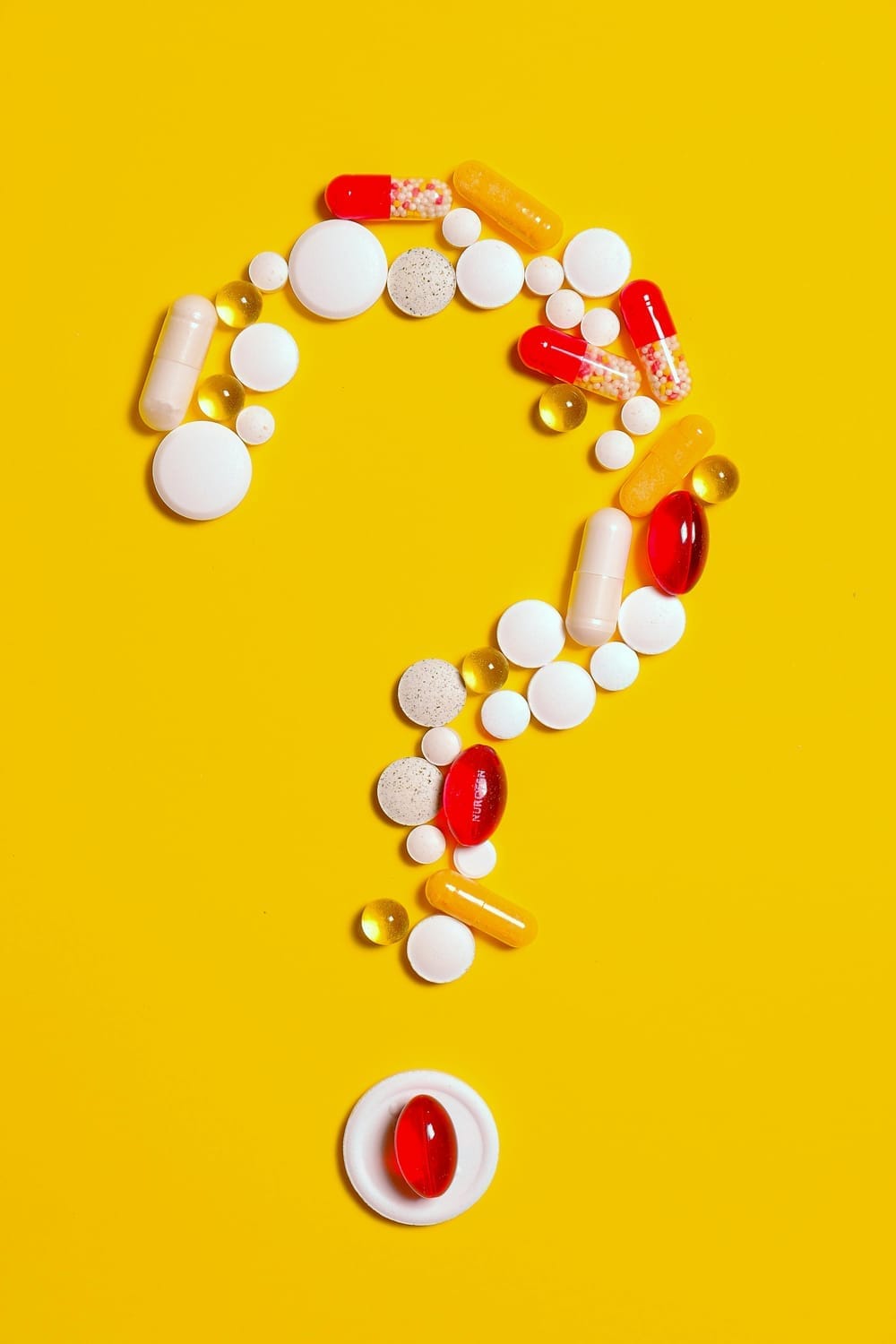 Photo de Anna Shvets: https://www.pexels.com/fr-fr/photo/pilules-de-medicaments-sur-fond-jaune-3683098/