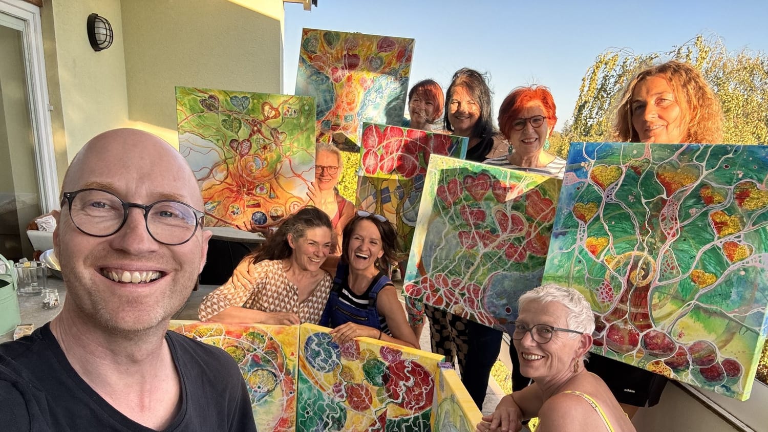 Gruppenfoto der Personal-Art-Praxistage in Wien 2025: Teilnehmende mit ihren Acrylbildern mit Jörg Lehmann, darunter Cornelia Keidel