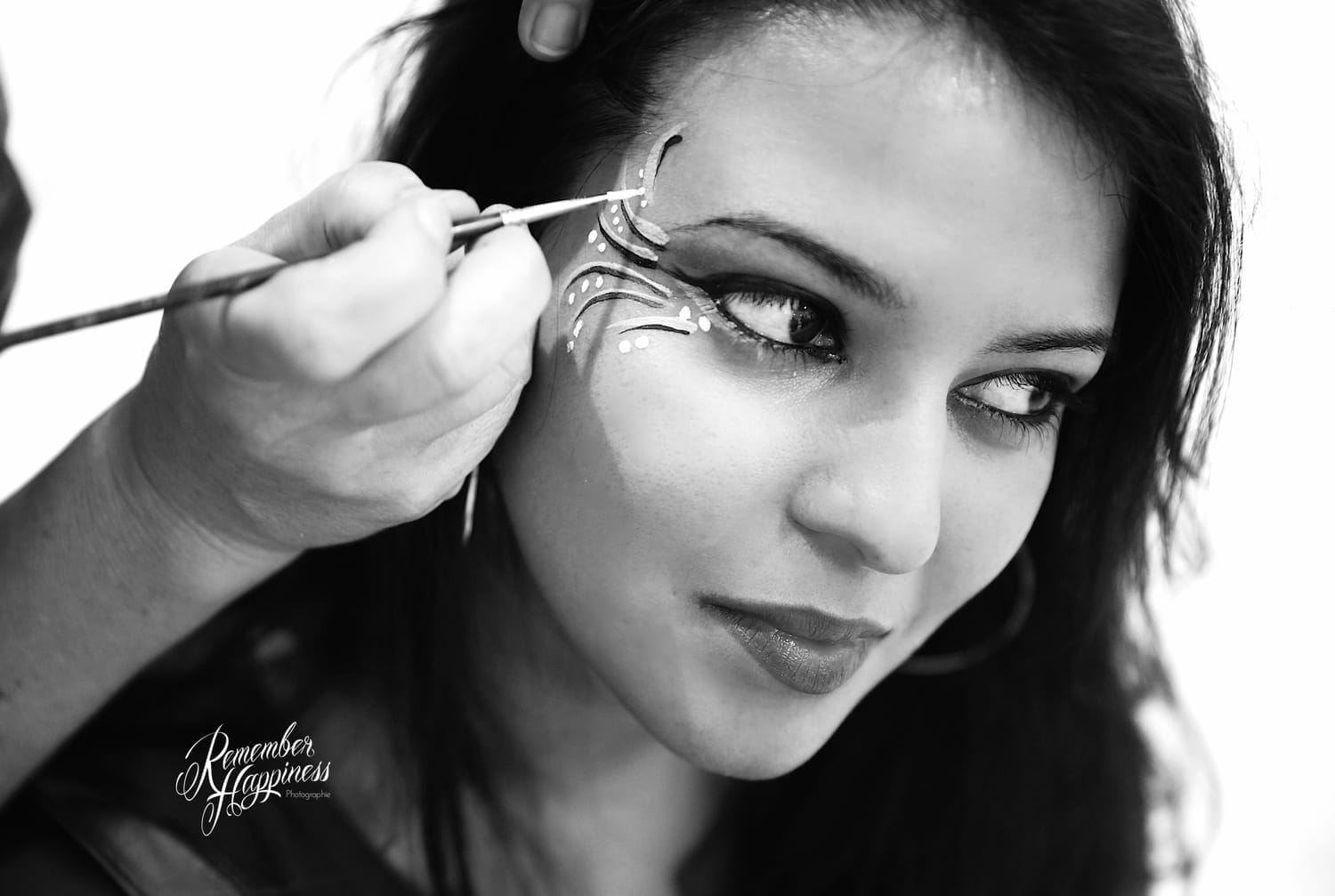 Invitée se faisant maquiller au bar à maquillage artistique