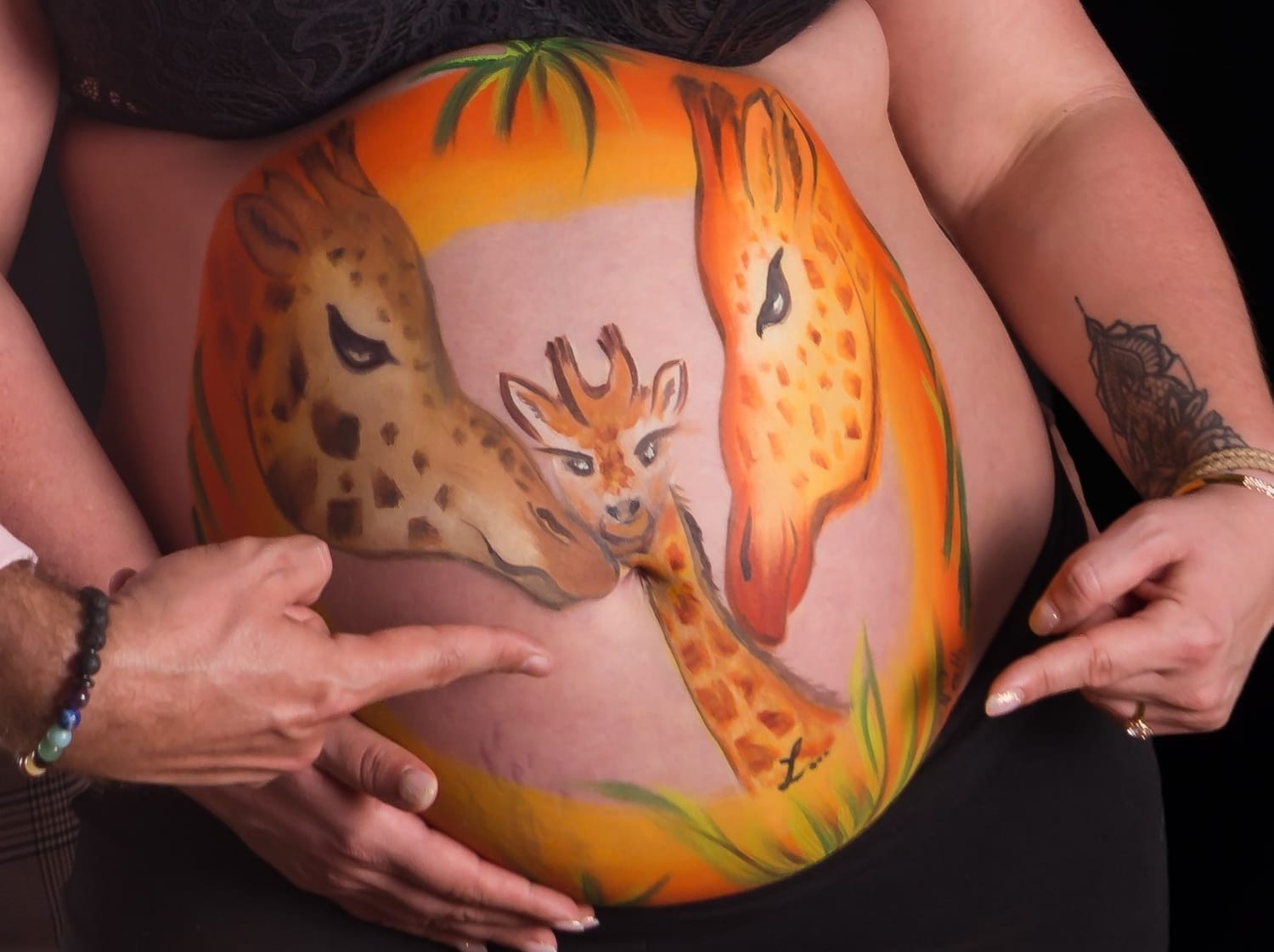 Photo de femme enceinte zen après un belly painting vibratoire à Colomiers