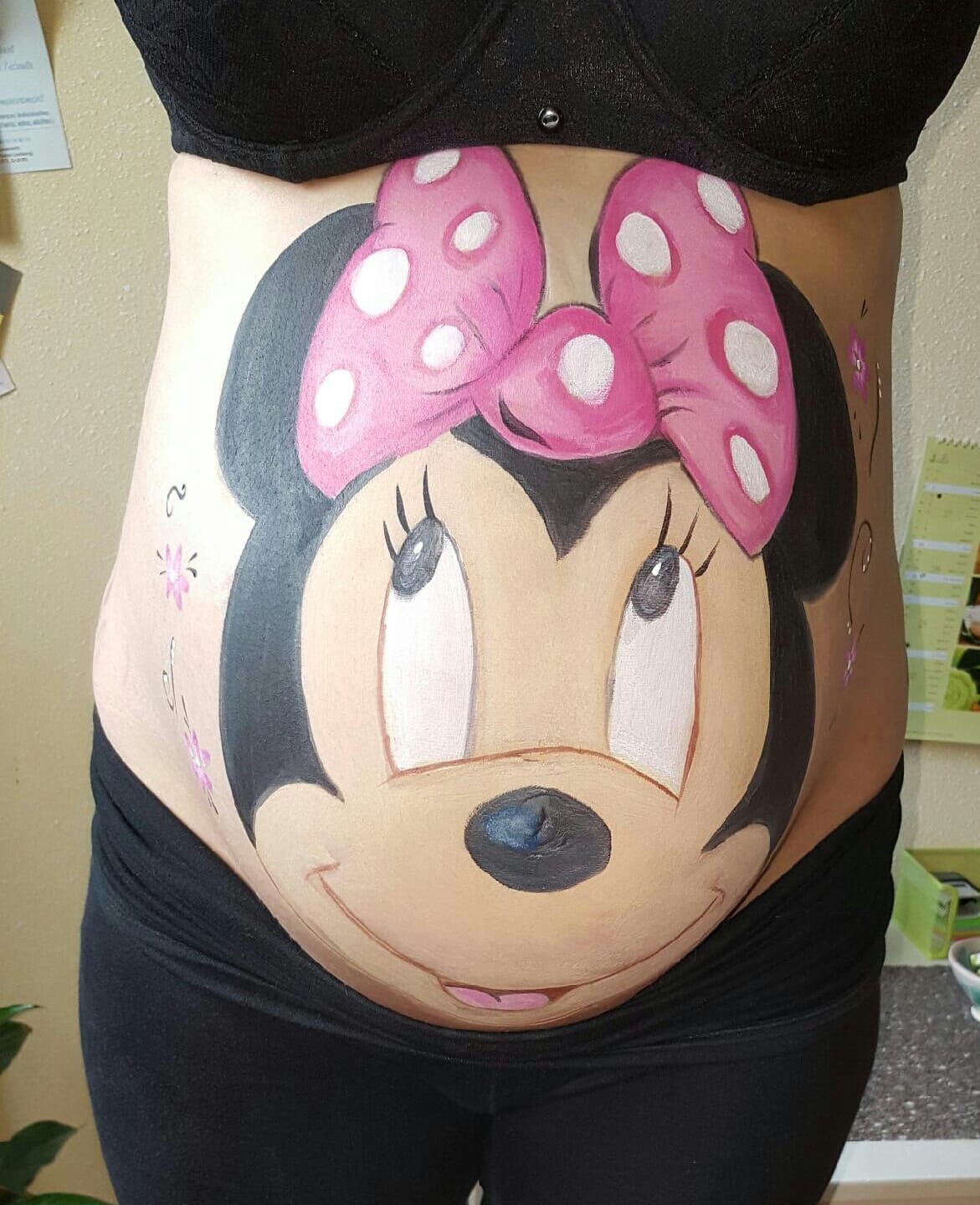 Belly painting Minnie sur ventre de future maman à Colomiers