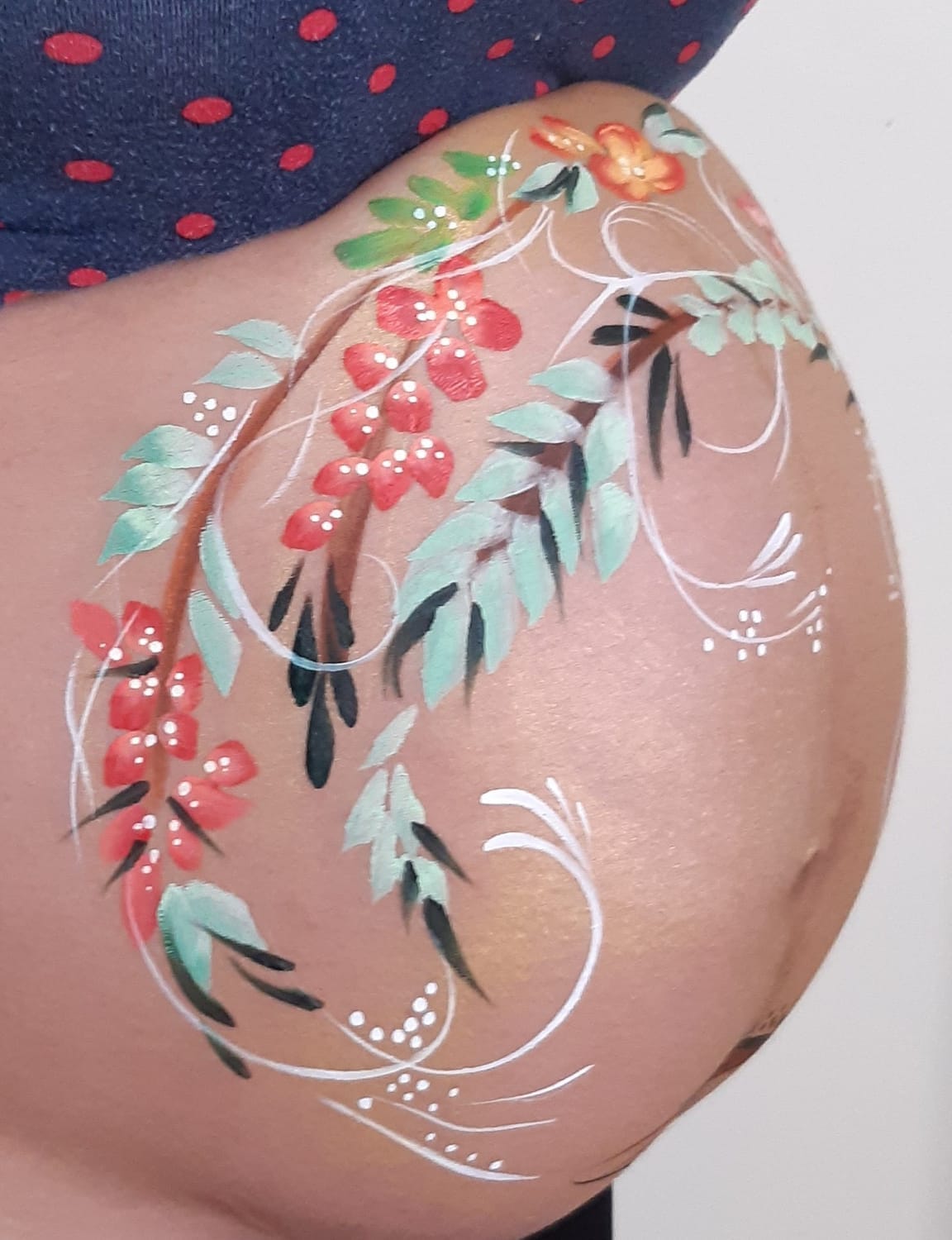 Séance artistique de belly painting pour accompagner la grossesse