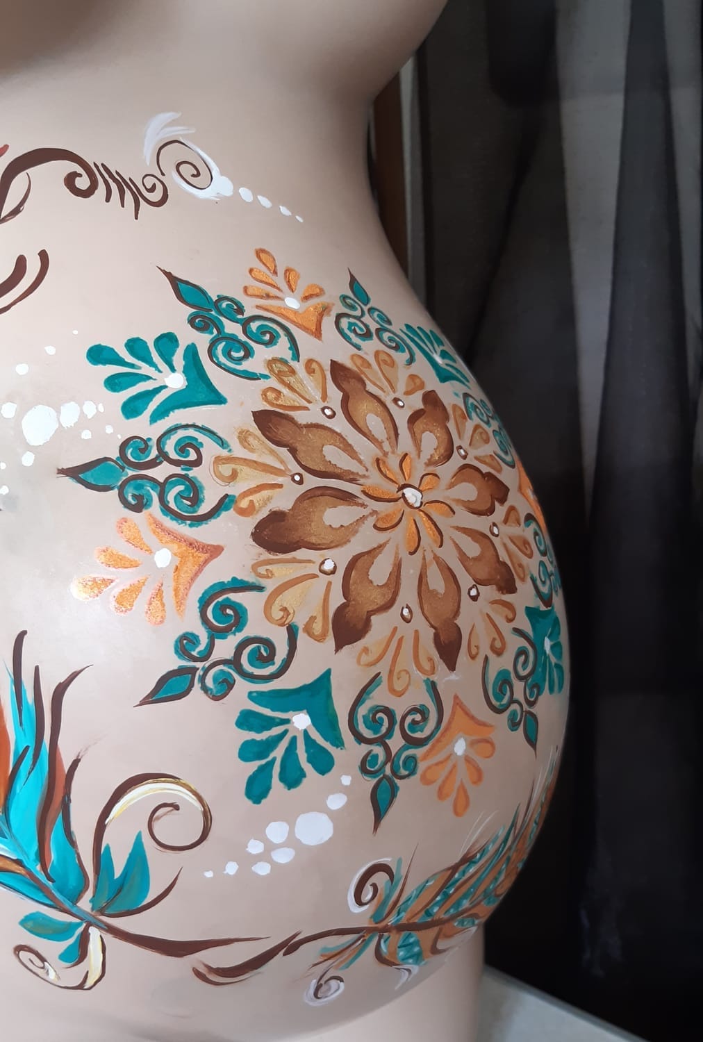 Belly painting mandala coloré sur ventre de femme enceinte à Colomiers
