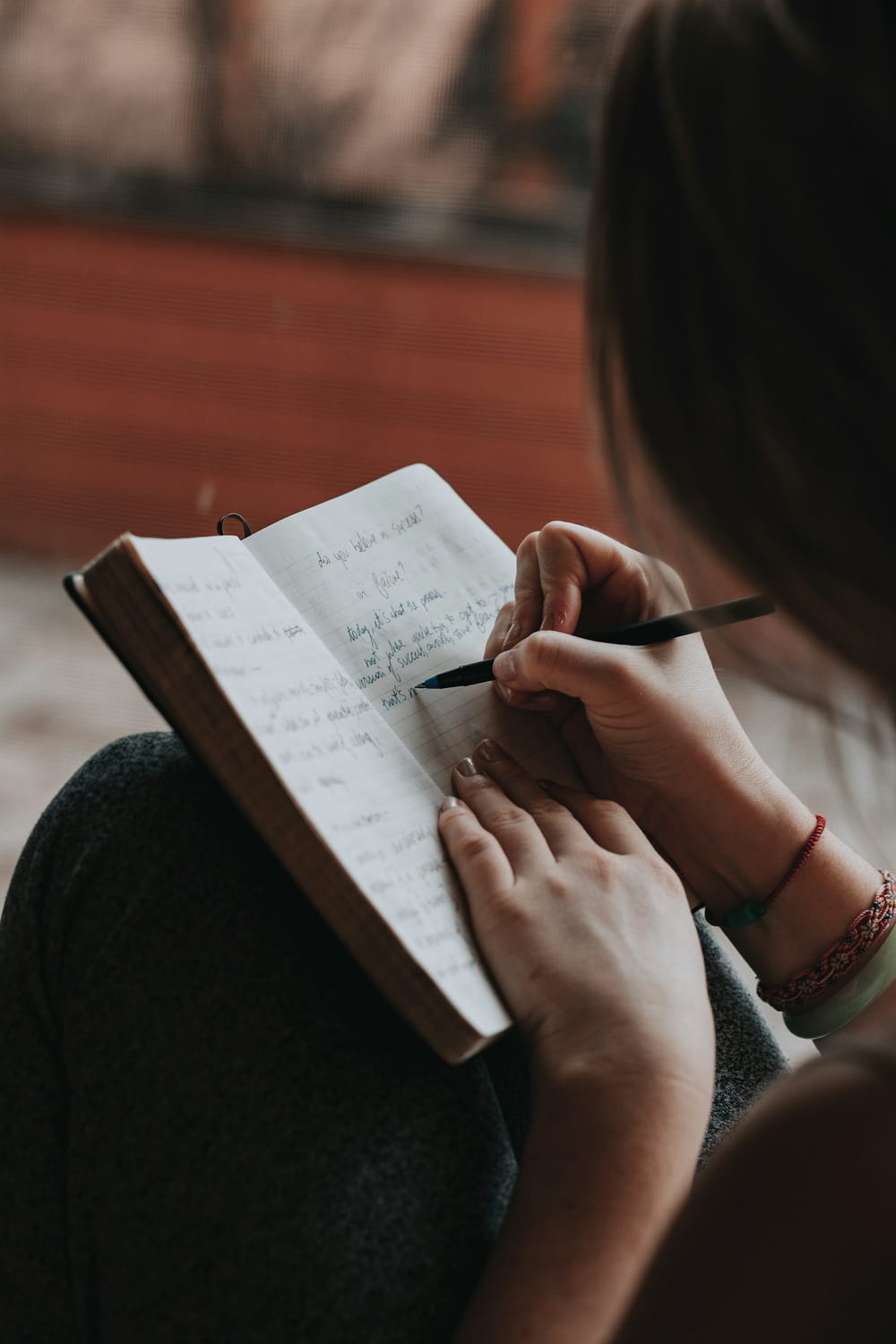 Une femme écrit dans un carnet, lumière chaude
