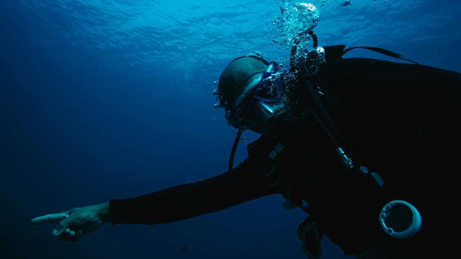 Photo de Mido Makasardi ©️: https://www.pexels.com/fr-fr/photo/plongeur-sous-marin-explorant-les-profondeurs-de-l-ocean-35252464/