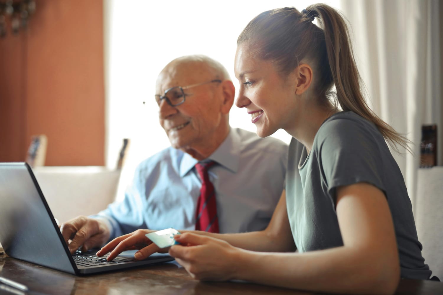 Photo de Andrea Piacquadio: https://www.pexels.com/fr-fr/photo/jeune-femme-aidant-l-homme-senior-avec-paiement-sur-internet-a-l-aide-d-un-ordinateur-portable-3823488/